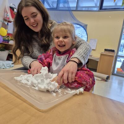 Bild vergr&ouml;&szlig;ern: FSJ Noemi mit Ella