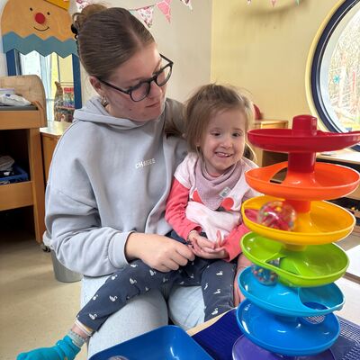 Bild vergr&ouml;&szlig;ern: FSJ Luisa mit Emilie